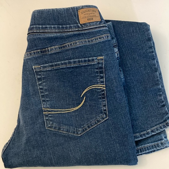 Levi's Denim - ‼️LAST DAY/LAST CHANCE‼️ Levi’s gold totally shaping pull on denim skinny jeans